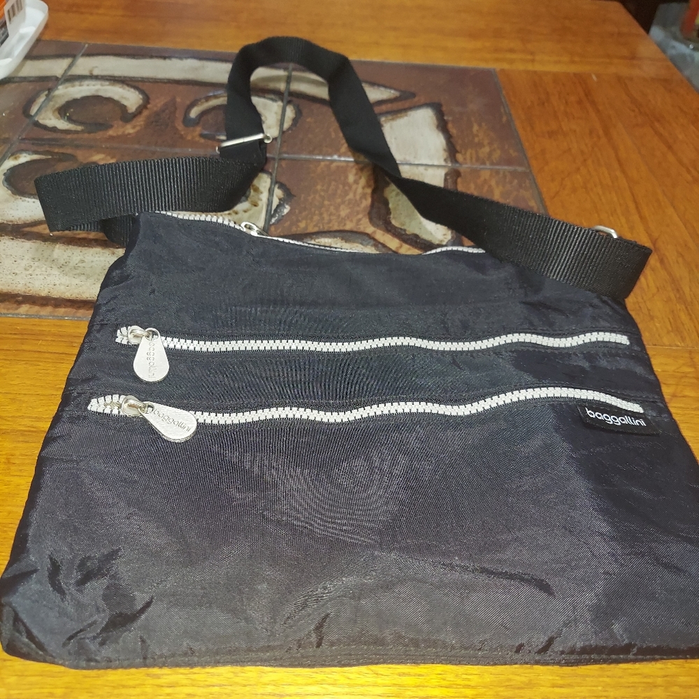 Baggallini crossbody black purse.